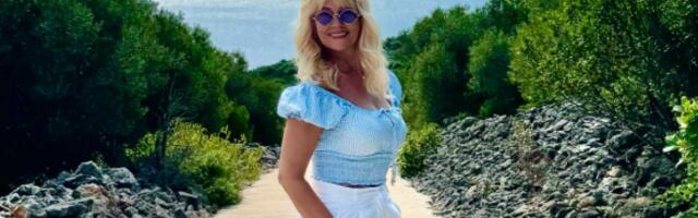 Sevnule joj grudi: Udovica našeg pevača u providnoj haljini - Puca u sedmoj deceniji (FOTO)