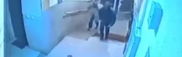 RASVETLJEN POKUŠAJ UBISTVA U NOVOM SADU! Uhapšen MUŠKARAC za koga se sumnja da je NOŽEM IZBO MUŠKARCA! (Video)