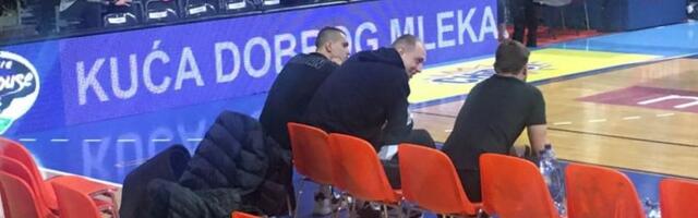 Alen Smailagić u civilu posmatra zagrevanje za finale