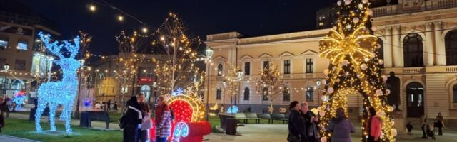 POGLEDAJTE kako je ukrašen Trg Radomira Putnika (FOTO)