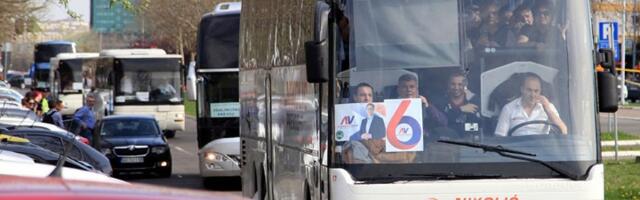"U školama padaju plafoni, a izdavaja se 130.000 evra za Vučićeve autobuse"