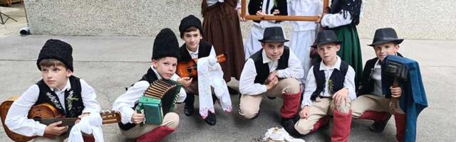 Najmlađi folkloraši iz Orlovata izveli dečju igru svatova iz Banata i oduševili žiri i publiku