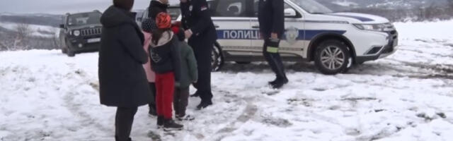 Mali junaci svakog jutra prkose tvrdoglavoj zimi: Policajci obradovali paketićima troje đaka iz Tovrljana
