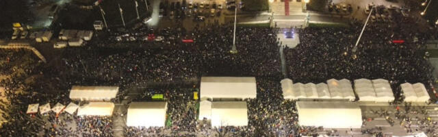 Грађани се окупили испред Дома Скупштине, постављени штандови за Божићно село, стигао и председник Вучић (видео)