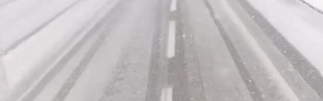 Sneg pada kao lud, vozači budite oprezni: Prvi snimak sa puteva - zabeleo se i ovaj deo Srbije (VIDEO)