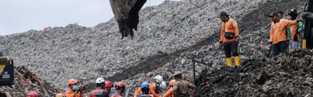 TRAGEDIJA U INDONEZIJI, OGROMNO BRDO SMEĆA ZATRPALO LJUDE: Ima poginulih, spasioci kopaju po đubretu da nađu preživele (FOTO/VIDEO)