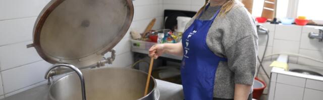 "Ustajem u 5 da kuvam za gladne": Popadija Danijela iz Sibnice 3 godine volontira - sprema hranu za beskućnike u crkvenoj kuhinji