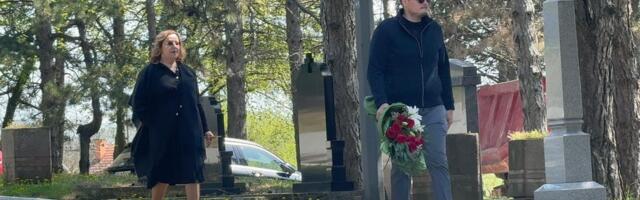 Ana Bekuta stigla na sahranu supruge Čede Markovića: Pevačica utučena, sa njom je njen unuk Branko, nosi ruže