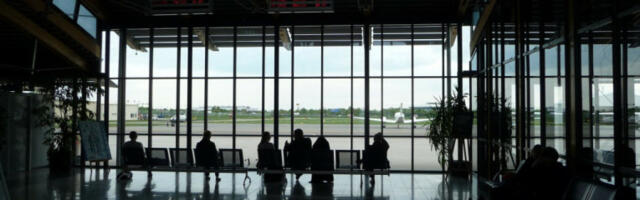 NA AERODROMU PROVERAVAJU RODITELJE KOJI PUTUJU S DECOM VAN RASPUSTA! Ako nemaju odobrenje od škole, kazne do 2.500 evra po detetu!