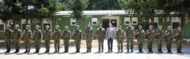 Premijer i ministar odbrane u Kopnenoj zoni bezbednosti: Obilazak pripadnika Vojske Srbije (FOTO)