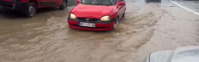 Spojili se nebo i zemlja u ovom gradu na zapadu Srbije: Vozila se probijaju kroz potop na auto-putu