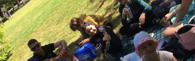 Mama kao da kuva za pola restorana: Pogledajte kako izgleda život porodice sa šesnaestoro dece (FOTO)