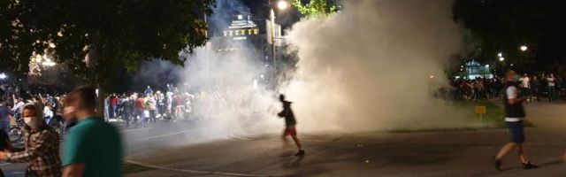 Noć suzavca i pendreka – šta stoji iza brutalnosti policije?