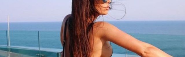 STANIJA I MAMA SE SKINULE U BIKINI! Pozirale u minijaturnom kupaćem - RIBE I PO, KAO DRUGARICE! Kojoj bolje stoji? (FOTO)