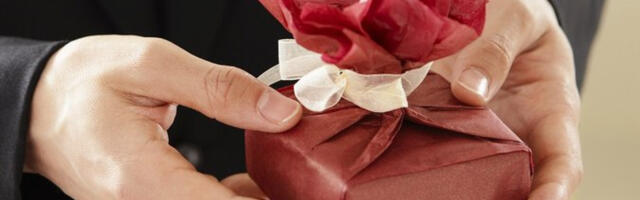 POKLONI PREMA HOROSKOPSKIM ZNAKOVIMA Škorpije vole iznenađenja, Bika izlazak na večeru čini srećnim