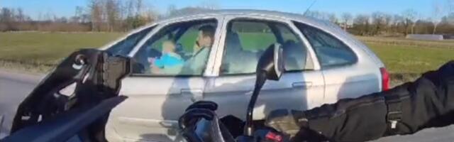 Dete u krilu, telefon u rukama