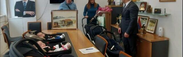 GO Medijana dala na korišćenje kolica za trojke porodici Ivezić iz Brusa