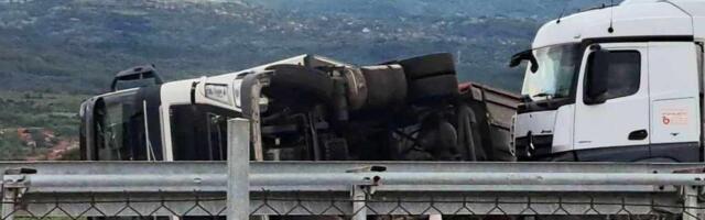Prevrnuo se kamion na auto-putu kod Leskovca, nepoznato da li ima povređenih