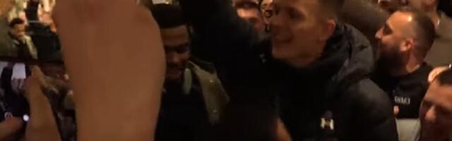 GROBARI NAPRAVILI ŠOU U HOTELU! Navijači Partizana imaju novog miljenika!