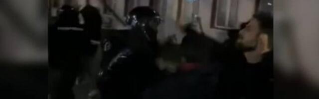 OVO JE TRENUTAK NAPADA NA POLICAJCA ISPRED ZGRADE RTS Pripadnik MUP zadobio je tešku povredu (VIDEO)