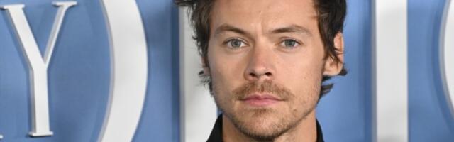 Slavni zavodnik smuvao jednu od najzgodnijih glumica? Uhvaćeni kako se LJUBE u restoranu (VIDEO)