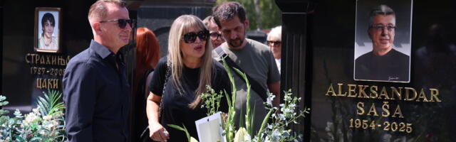 SUZANA JOVANOVIĆ STIGLA NA SAŠIN GROB: Popovićeva udovica u crnini, miluje spomenik, ćerka se ne odvaja od nje