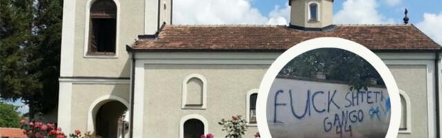 SRPSKA CRKVA KOJU SU OBNOVILI RUSI – OSKRNAVLJENA UVREDLJIVIM GRAFITIMA: Srbi iz Kosovske Vitine poručuju da više nemaju gde da se pomole u miru (VIDEO)