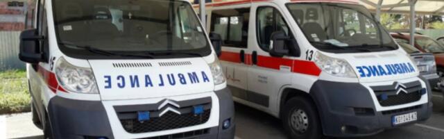Kolaps: Devojka izašla iz kola i regulisala saobraćaj da bi prošlo vozilo Hitne pomoći
