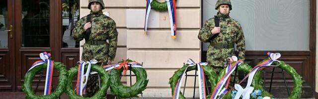 FOTO: Položeni venci kod spomen-ploče povodom godišnjice prisajedinjenja Vojvodine