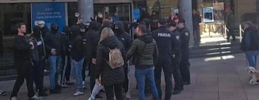 USTAŠE BACAJU PETARDE NA LJUDE, OBJAVLJENI SNIMCI NAPADA! Počeo antifašistički marš u četiri grada u Hrvatskoj! (VIDEO)