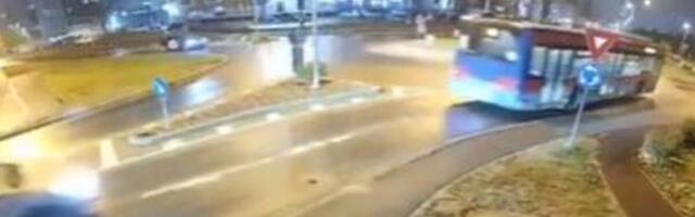 Stravična saobraćajka u Rumuniji! Izgubio kontrolu nad vozilom, pa preleteo dva automobila! (VIDEO)