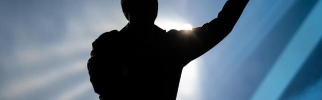 ON JE NAJSTARIJI PEVAČ NA DOMAĆOJ ESTRADI! Ima 87 godina, a i dalje aktivno radi: Napisao je hit Silavani Armenulić, a od njega ni dinar nije video