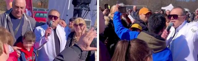 Naš pevač pevao na livadi u Bugarskoj, opkolili ga sa svih strana: Ozvučenje na prikolici, a pored poljski WC