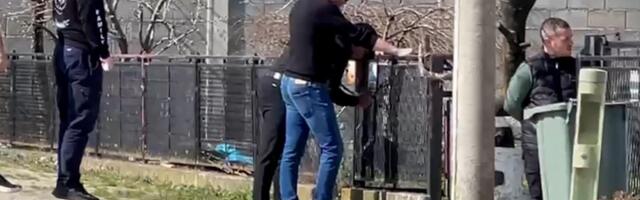 (FOTO/VIDEO) "BATO MOJ, ZAŠTO SI OTIŠAO?" Darko Lazić se srušio pred umrlicom brata Dragana: Prijatelji ga drže, on jeca na sav glas