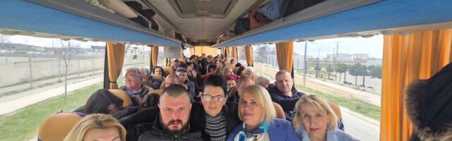 SNS pristalice organizovano sa Šumadija sajma na predizborni miting u Beograd