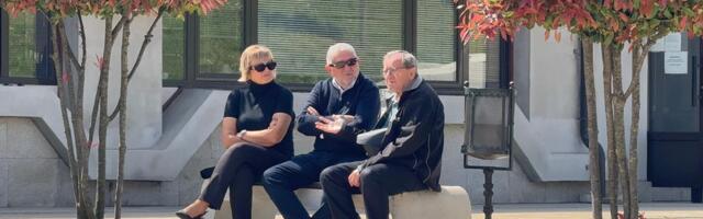 Radiša Urošević stigao na sahranu žene Čede Markovića: Pevač u crnini, supruga uz njega na groblju