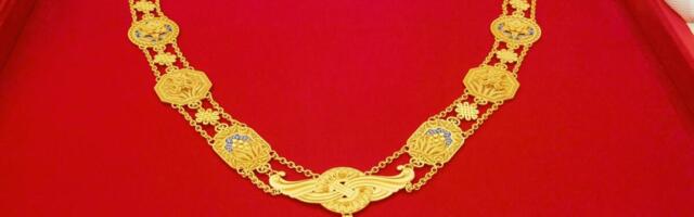 U KINI NEMA VEĆE ČASTI OD OVE MEDALJE, A SAD KRASI PREDSEDNIKA SRBIJE: Zlatno plava, na njoj golubica i mnoštvo simbola, svaki šalje duboku poruku (FOTO)