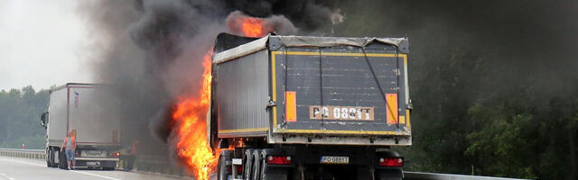 OSMORO MRTVIH U DVE STRAVIČNE NESREĆE NA AUTO-PUTU: Scene užasa u Mađarskoj, kamioni goreli nasred puta, izginuli putnici KRCATOG MINIBUSA (FOTO)