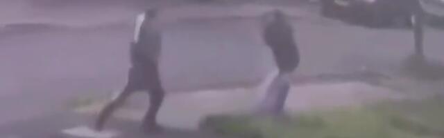 (UZNEMIRUJUĆE) Migrant izbo devojčicu nožem u vrat! Zverski nasrnuo bez milosti, mrežama se širi horor snimak