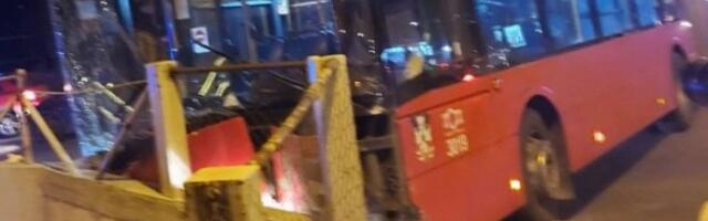 (VIDEO/FOTO) UŽASNA SCENA NA ČUKARICI! Vozaču autobusa pozlilo, pa sleteo sa puta i preminuo, POVREĐENO 6 OSOBA