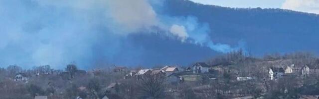 Bukti požar iznad Loznice: Vatrogasci se bore sa dimom i plamenom u Gučevu