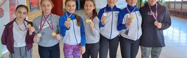 Sedam medalja na prvenstvu Zone Banat za mlade karatiste Zadrugara