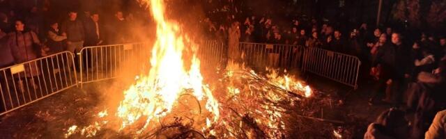 Badnjak zapaljen ispred Hrama Svetog Save (FOTO, VIDEO)