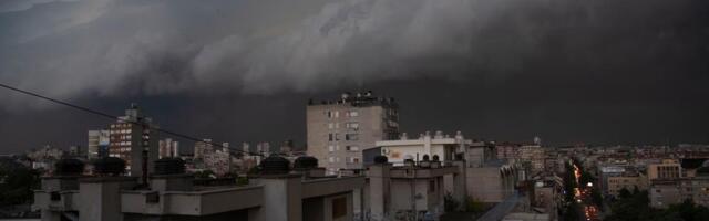 (MAPA) POGLEDAJTE KAKO OLUJA TUTNJI IZ SATA U SAT KROZ SRBIJU! Centalna Srbija u OLUJNOJ ZONI, potom će paralisati i OVE DELOVE