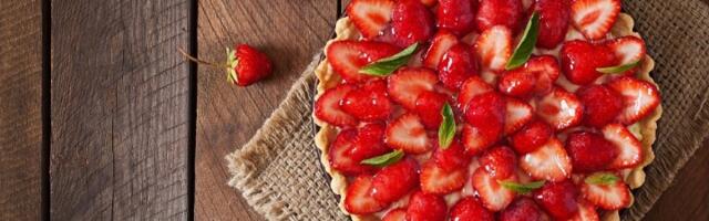 Kolač sa jagodama i keksom! Prolećna poslastica gotova za 15 minuta