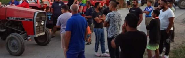 Meštani Donjeg Brijanja traktorima blokirali put – traže popravku škole, puteva, pijaću vodu…(video)