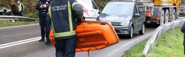 Iz automobila zaglavljenog u betonskom propustu izvučeni 20-godišnja devojka i 37-godišnji muškarac