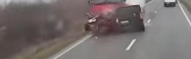 POJAVIO SE UZNEMIRUJUĆ SNIMAK! POGLEDAJTE TRENUTAK KADA SE KOMBI SA NAVIJAČIMA PAOKA ZAKUCAO U KAMION! Od vozila nije ništa ostalo, ovo je horor! VIDEO