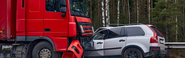 BIZARNA SAOBRAĆAJNA NESREĆA U NOVOM SADU! Automobil podleteo pod kamion! (VIDEO)