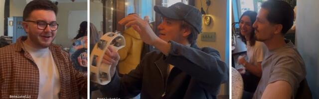 Pred koncert u Novom Sadu počelo zagrevanje: Jakov Jozinović posetio kafanu, evo kako se zabavlja sa društvom